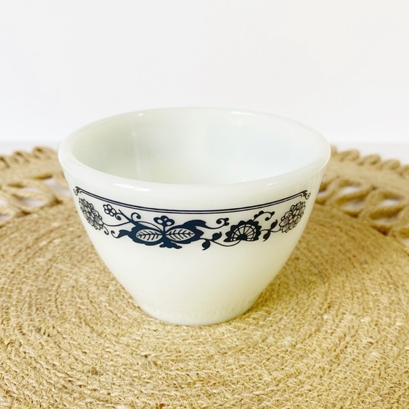 Vintage 1970s Pyrex Creamer and Sugar Bowl - Picture 5 of 7